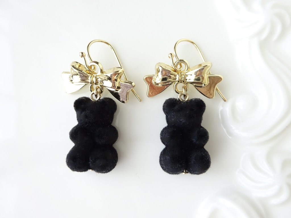 金色リボンの黒いクマピアス(イヤリングOK)