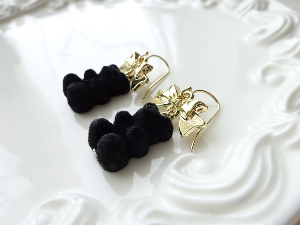 金色リボンの黒いクマピアス(イヤリングOK)