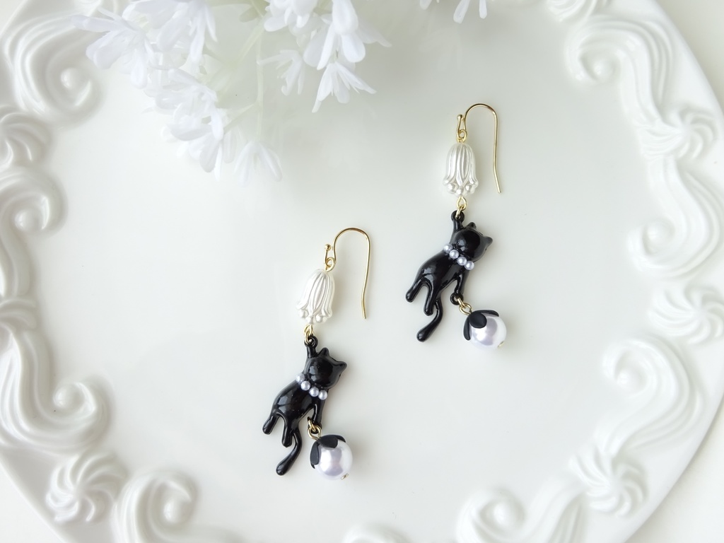 おめかし子猫のピアス(イヤリングOK)