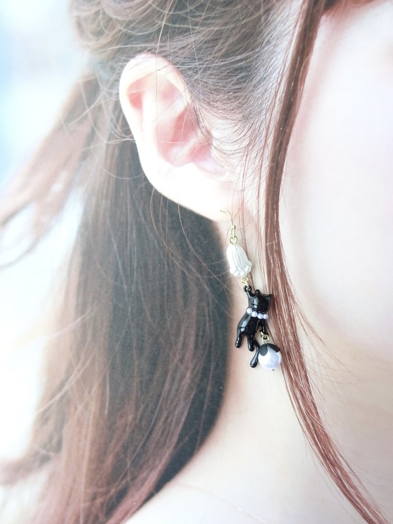 おめかし子猫のピアス(イヤリングOK)