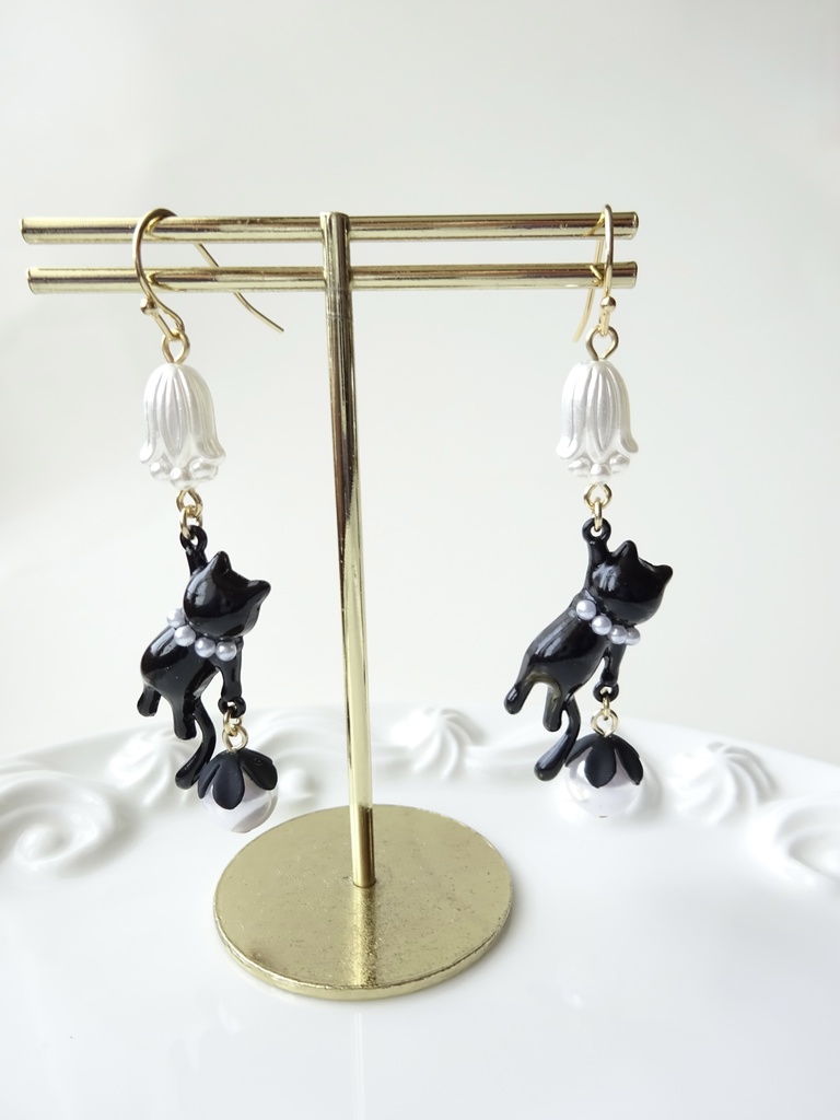 おめかし子猫のピアス(イヤリングOK)