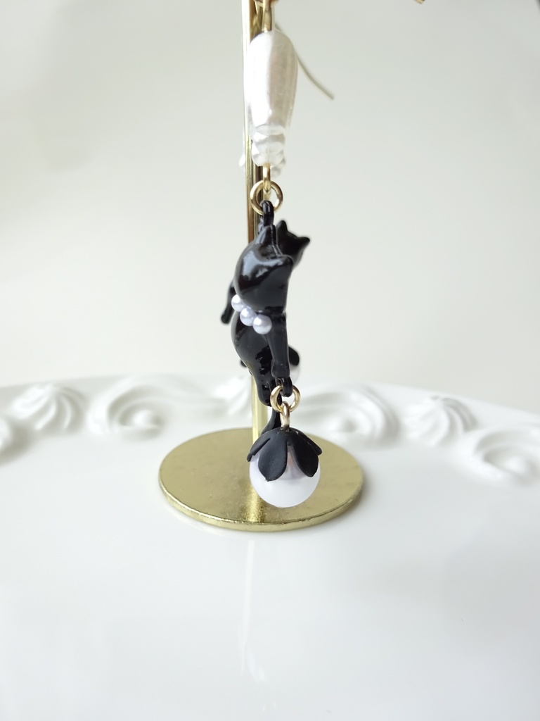 おめかし子猫のピアス(イヤリングOK)