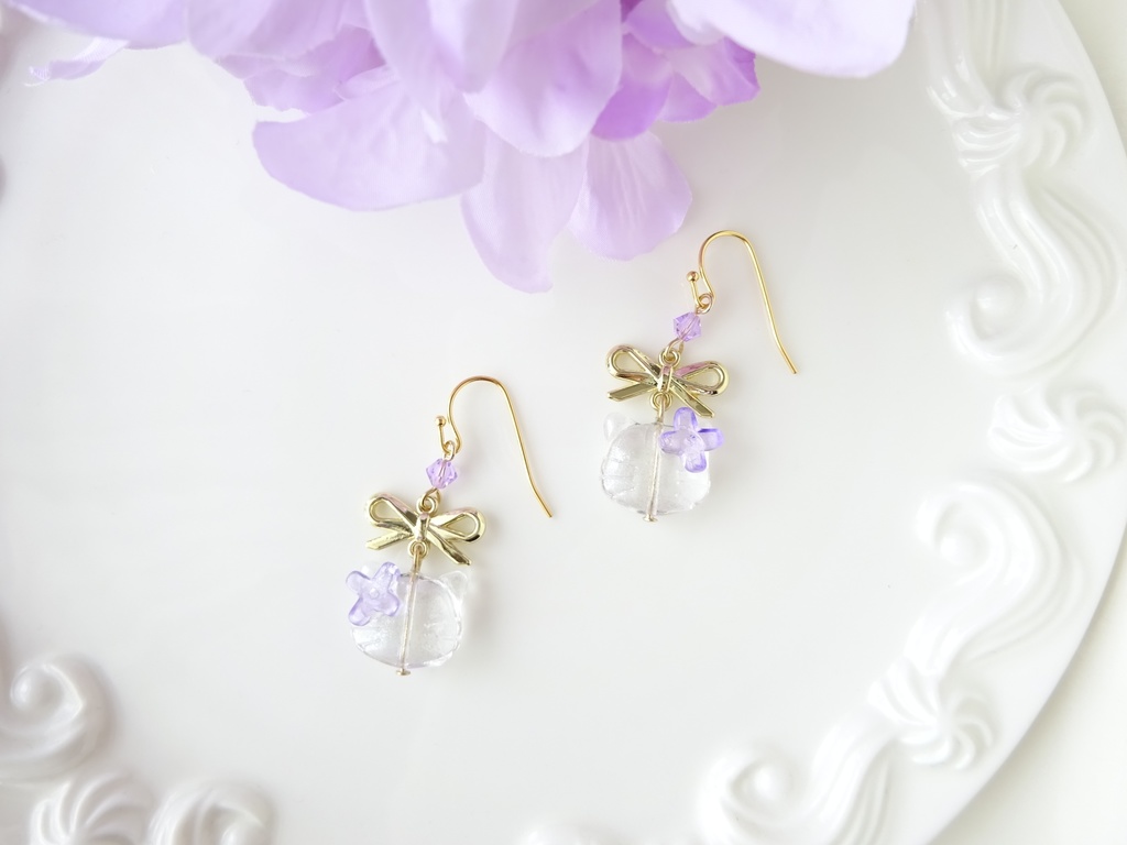 ガラスの猫とリボンのピアス・ラベンダー(イヤリングOK)