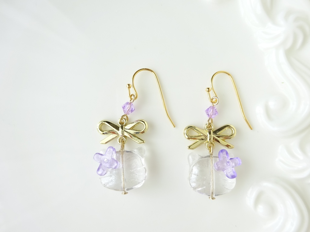 ガラスの猫とリボンのピアス・ラベンダー(イヤリングOK)