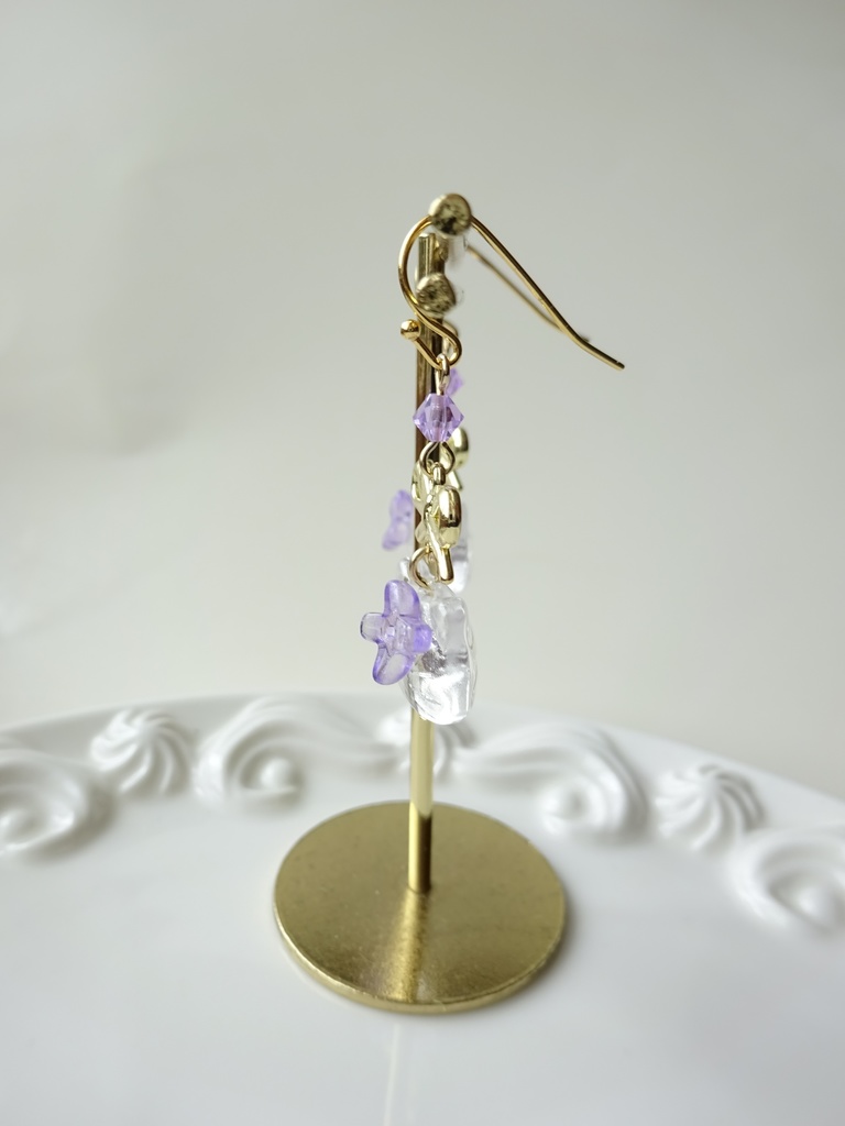 ガラスの猫とリボンのピアス・ラベンダー(イヤリングOK)