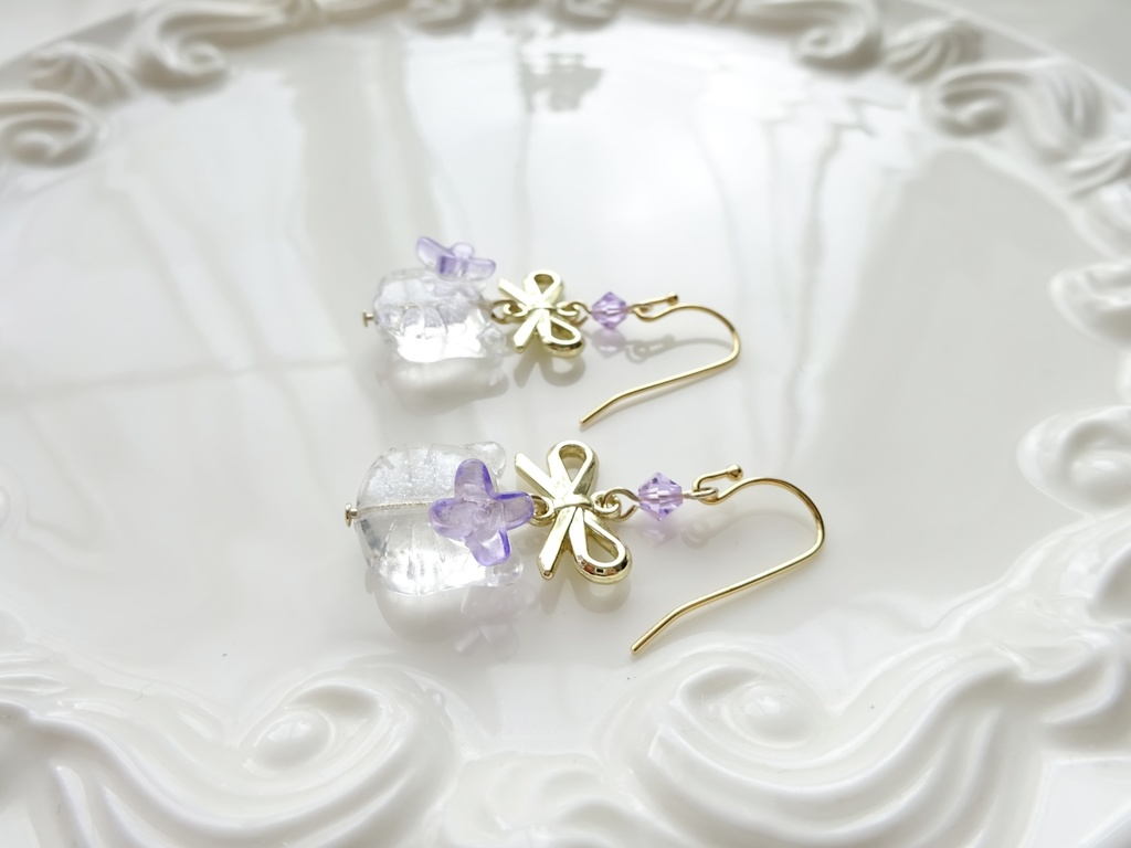 ガラスの猫とリボンのピアス・ラベンダー(イヤリングOK)