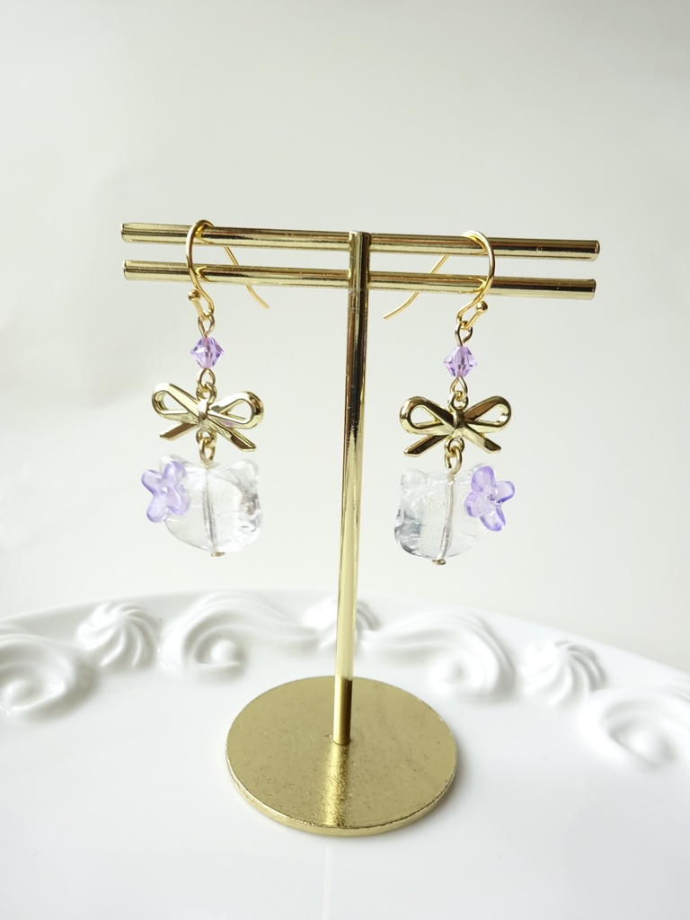 ガラスの猫とリボンのピアス・ラベンダー(イヤリングOK)