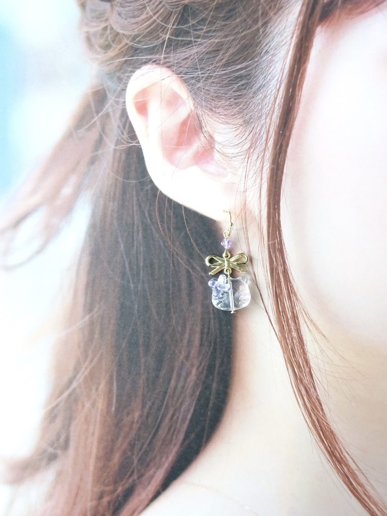 ガラスの猫とリボンのピアス・ラベンダー(イヤリングOK)