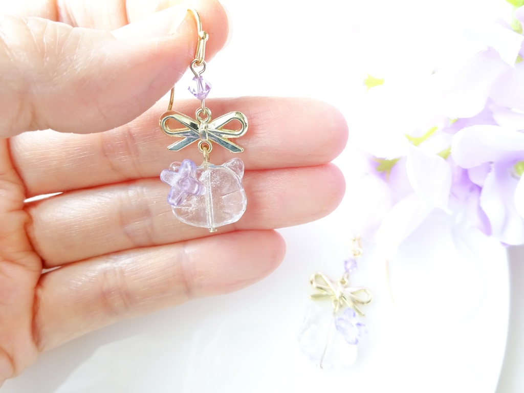 ガラスの猫とリボンのピアス・ラベンダー(イヤリングOK)