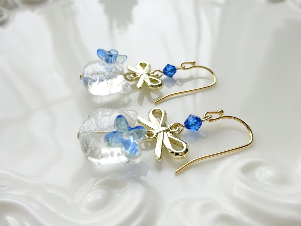 再販⭐︎ガラスの猫とリボンのピアス・青(イヤリングOK)