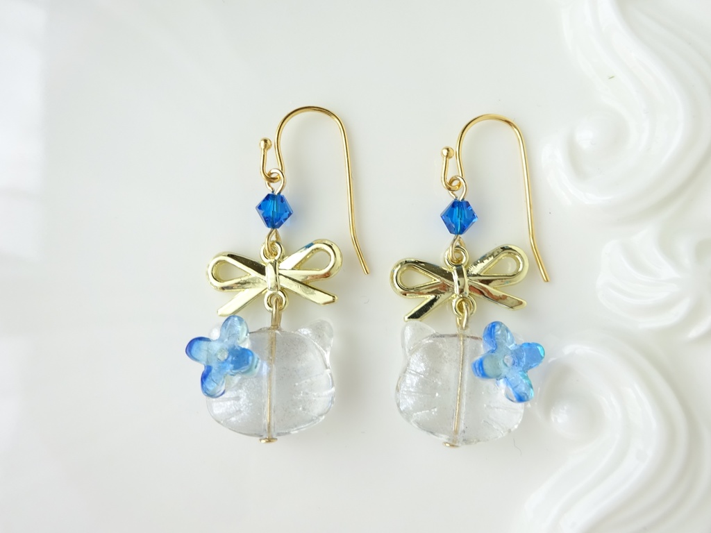 再販⭐︎ガラスの猫とリボンのピアス・青(イヤリングOK)