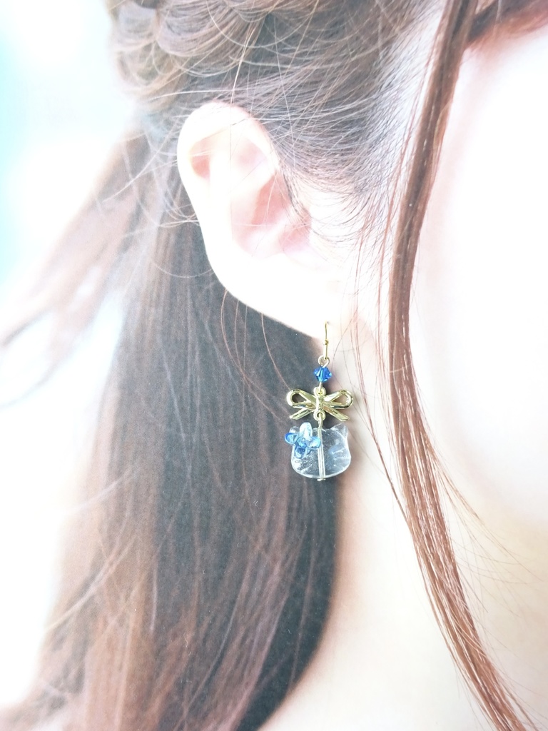 再販⭐︎ガラスの猫とリボンのピアス・青(イヤリングOK)