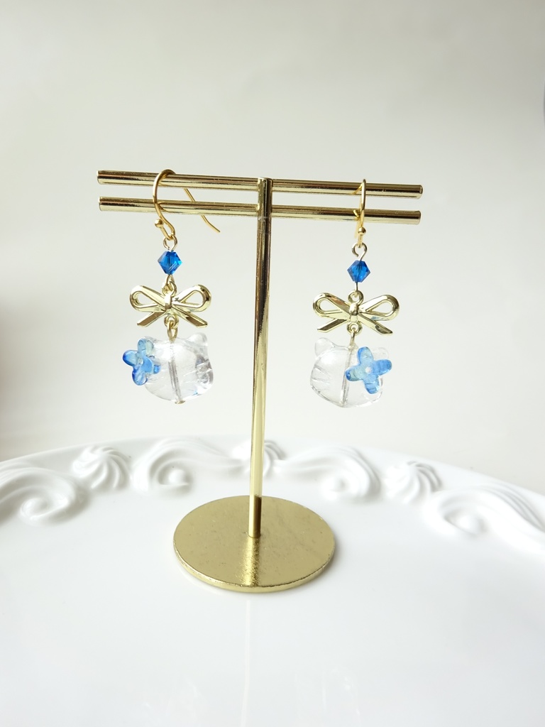 再販⭐︎ガラスの猫とリボンのピアス・青(イヤリングOK)