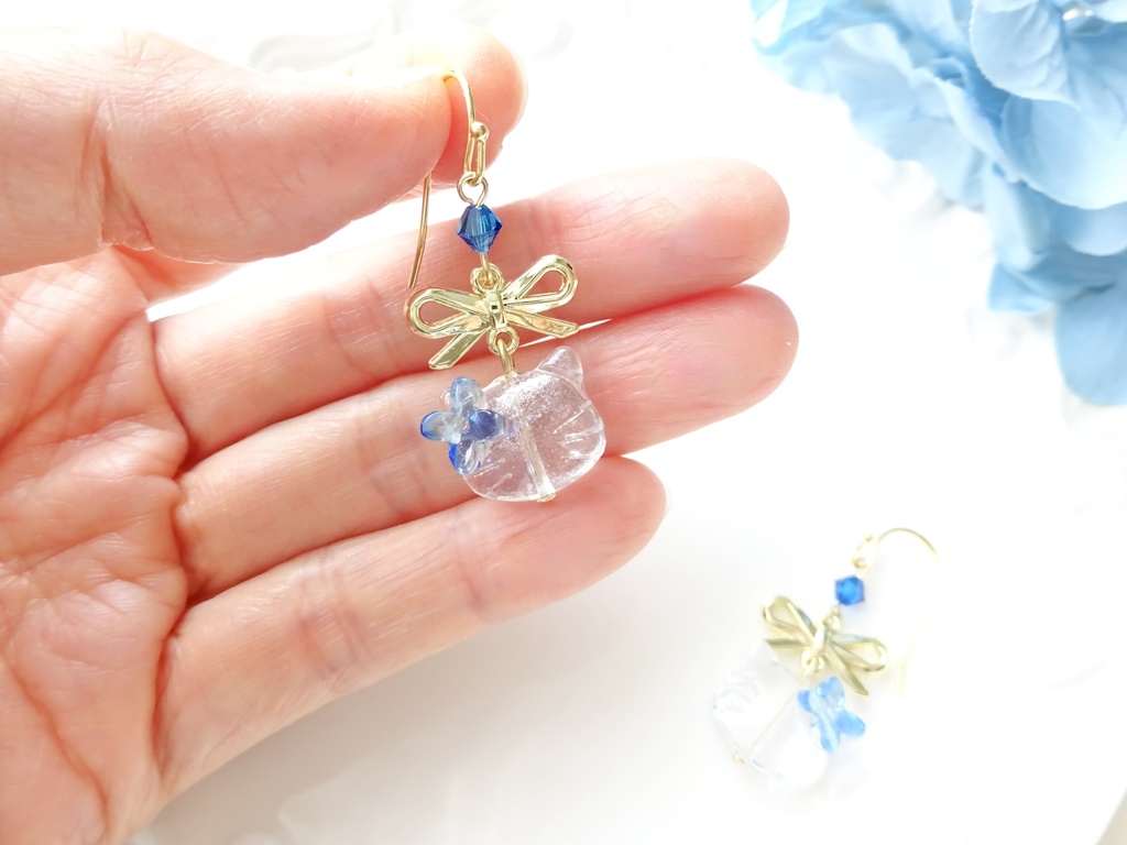 再販⭐︎ガラスの猫とリボンのピアス・青(イヤリングOK)