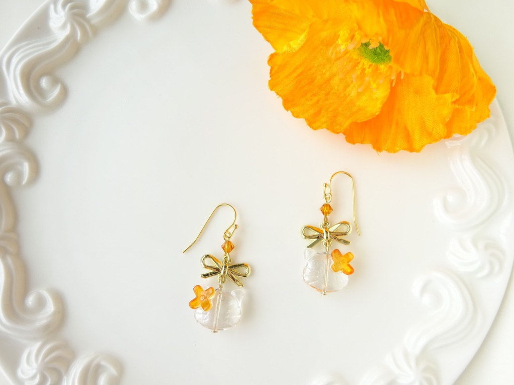 再販⭐︎ガラスの猫とリボンのピアス・オレンジ(イヤリングOK)