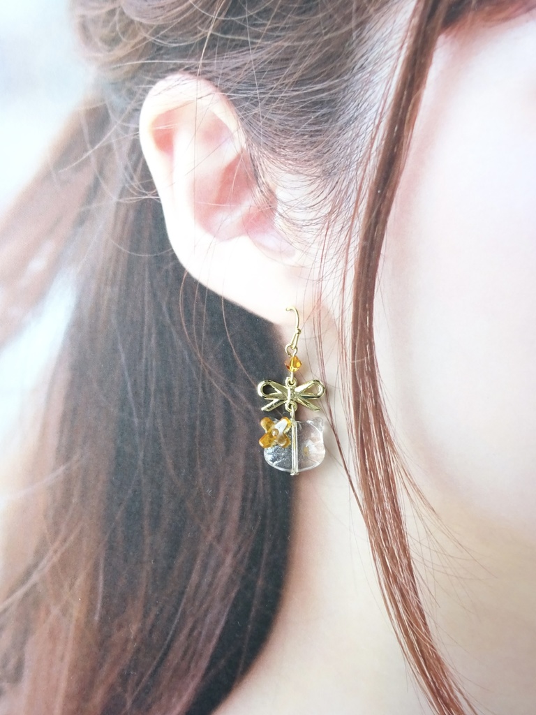 再販⭐︎ガラスの猫とリボンのピアス・オレンジ(イヤリングOK)