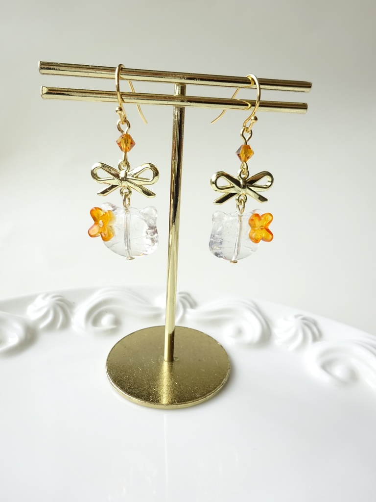 再販⭐︎ガラスの猫とリボンのピアス・オレンジ(イヤリングOK)