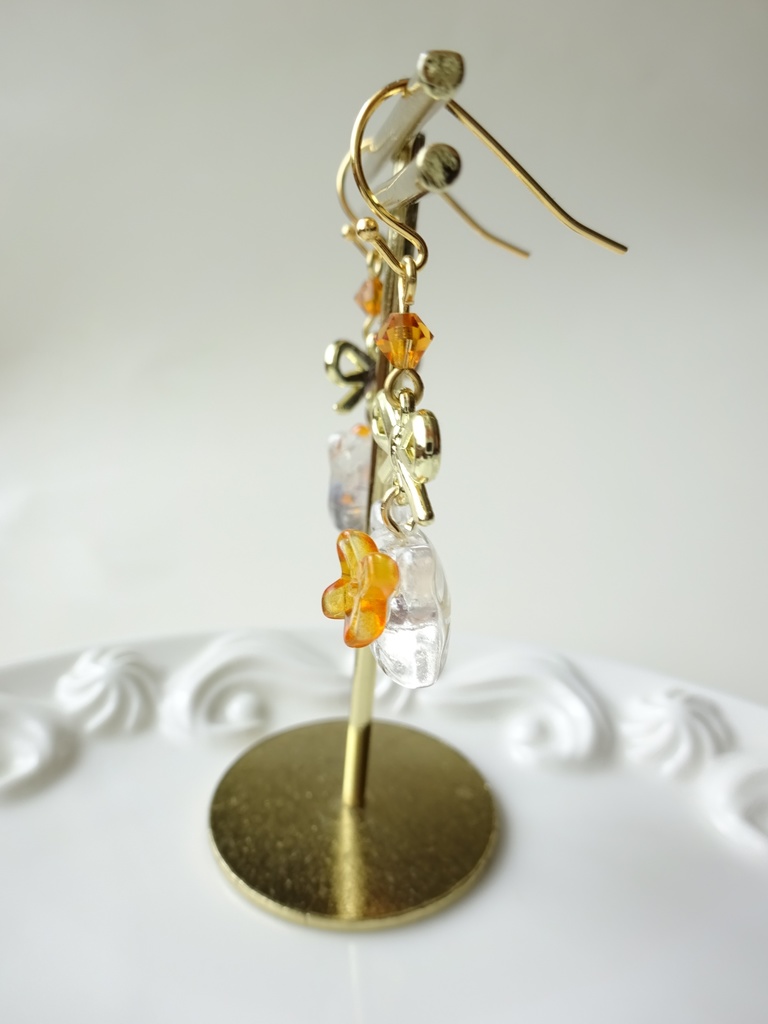 再販⭐︎ガラスの猫とリボンのピアス・オレンジ(イヤリングOK)