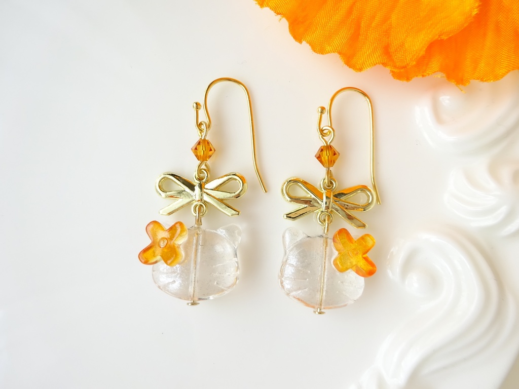 再販⭐︎ガラスの猫とリボンのピアス・オレンジ(イヤリングOK)