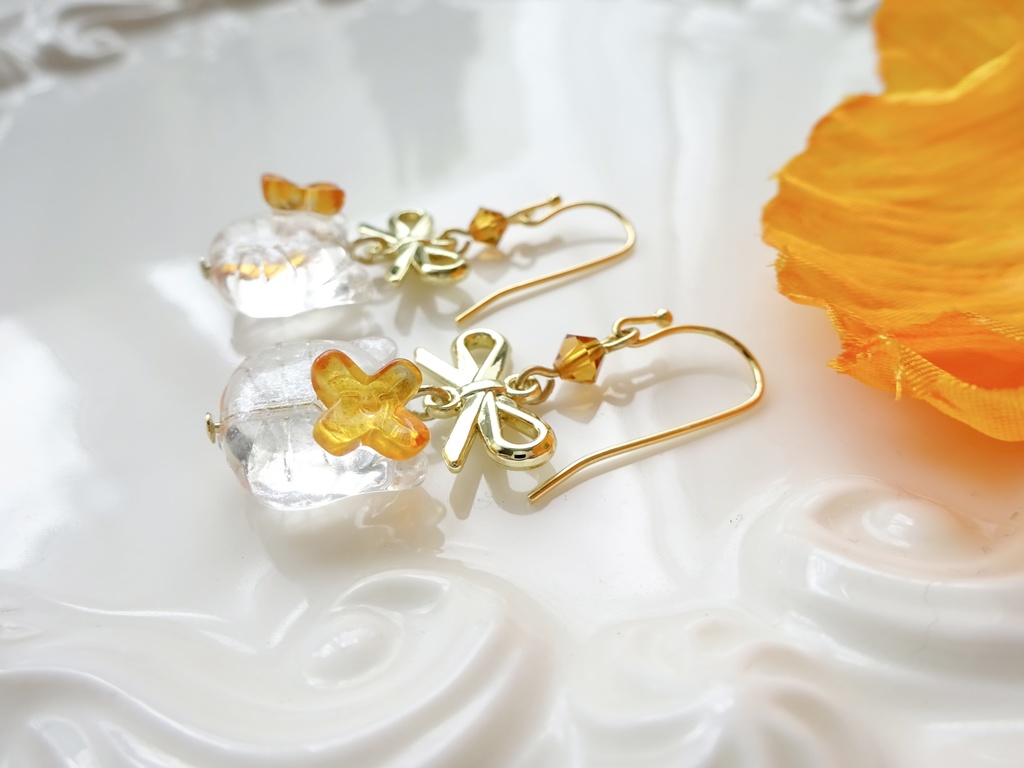 再販⭐︎ガラスの猫とリボンのピアス・オレンジ(イヤリングOK)