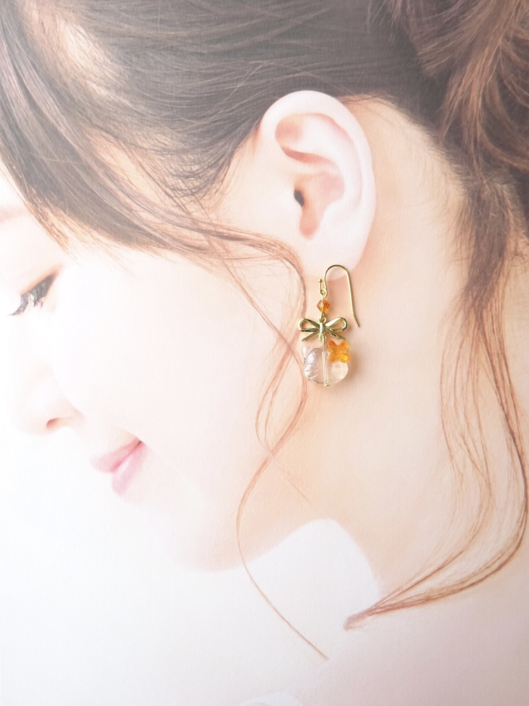 再販⭐︎ガラスの猫とリボンのピアス・オレンジ(イヤリングOK)