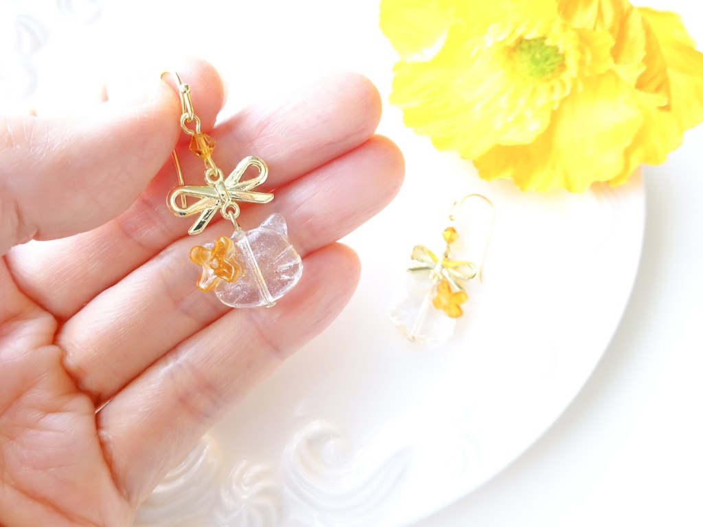 再販⭐︎ガラスの猫とリボンのピアス・オレンジ(イヤリングOK)