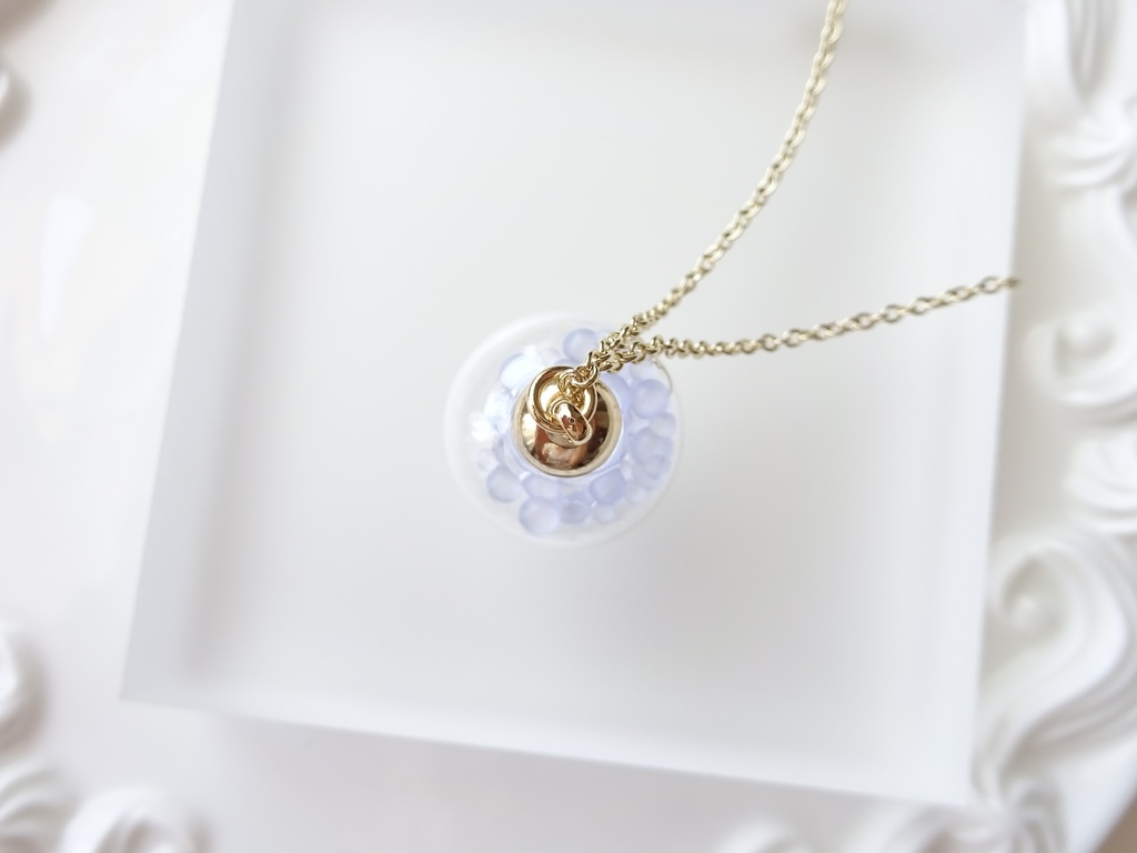 クラゲのガラスドーム ネックレス フロストブルー