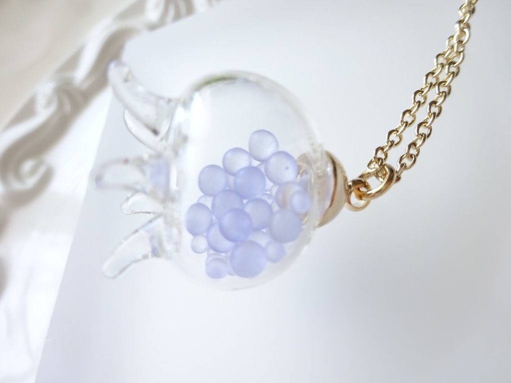 クラゲのガラスドーム ネックレス フロストブルー