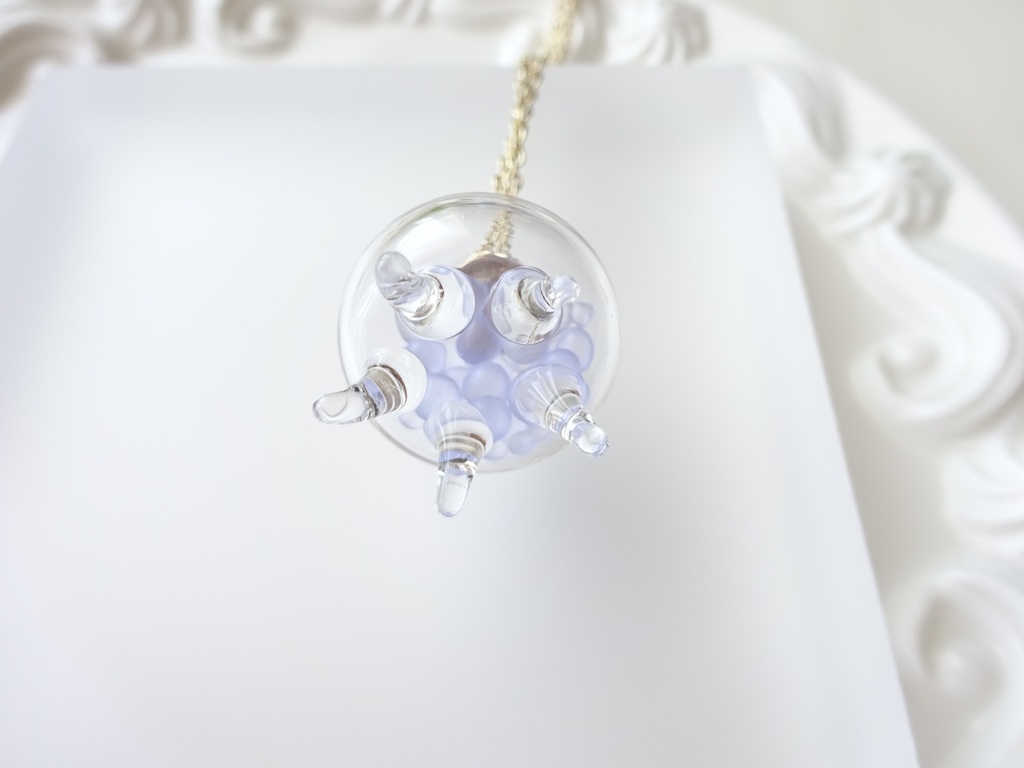 クラゲのガラスドーム ネックレス フロストブルー