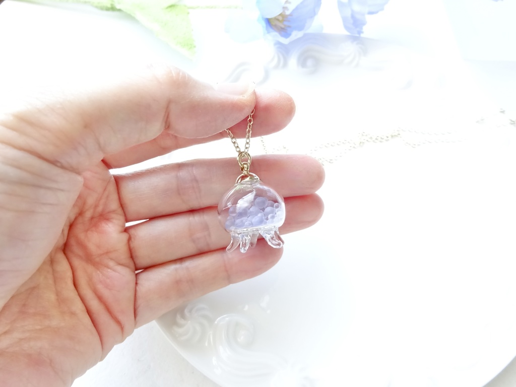 クラゲのガラスドーム ネックレス フロストブルー
