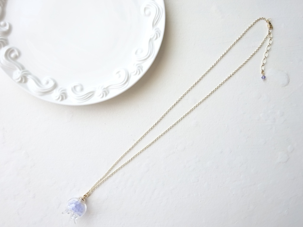 クラゲのガラスドーム ネックレス フロストブルー