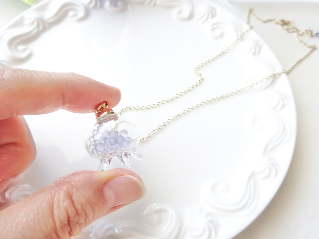 クラゲのガラスドーム ネックレス フロストブルー