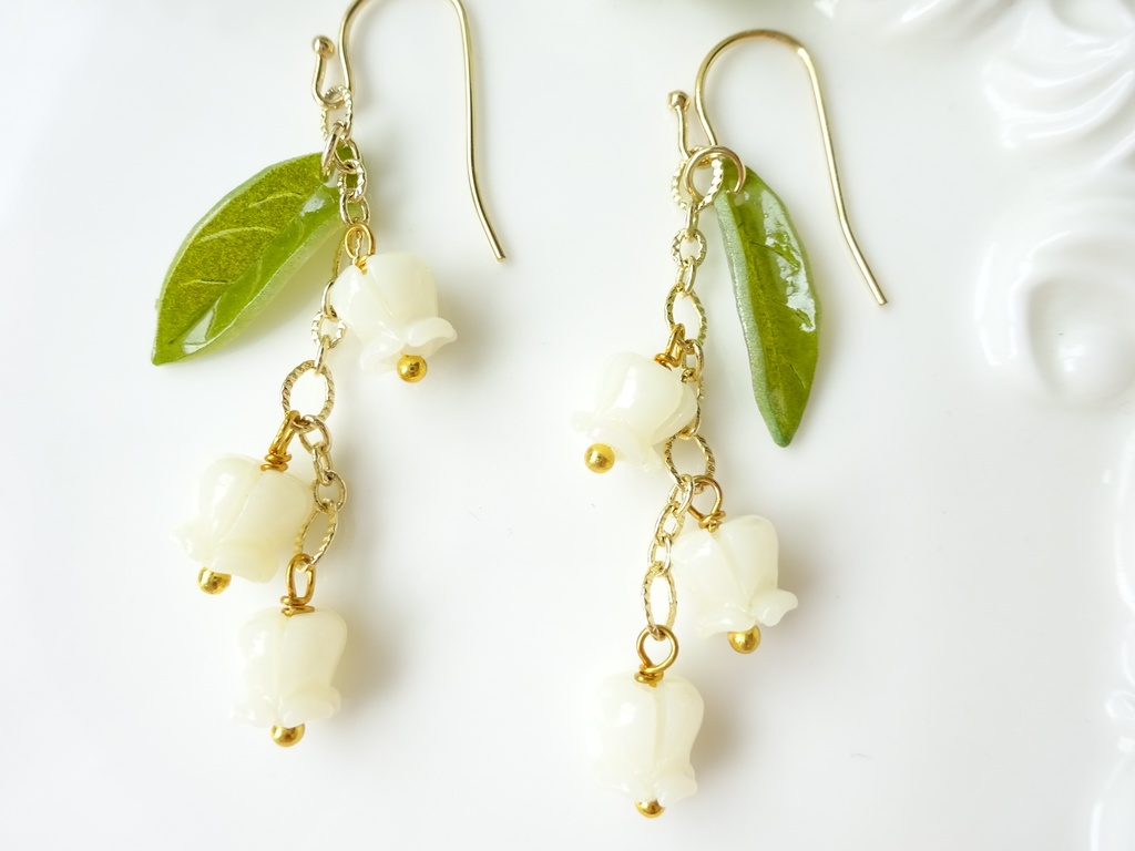 再販*小さな鈴蘭のシェルピアス(イヤリングOK)