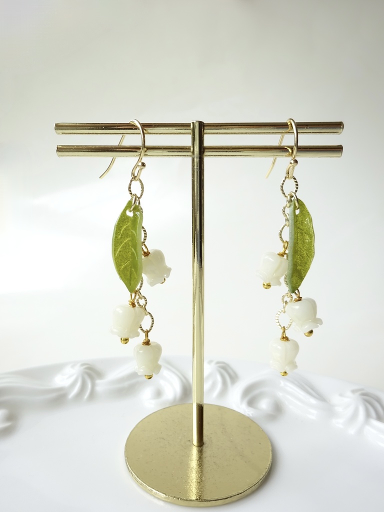 再販*小さな鈴蘭のシェルピアス(イヤリングOK)