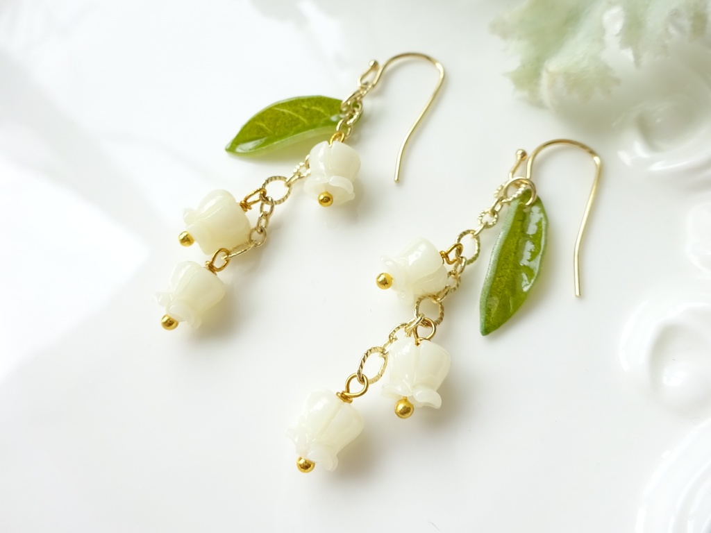 再販*小さな鈴蘭のシェルピアス(イヤリングOK)