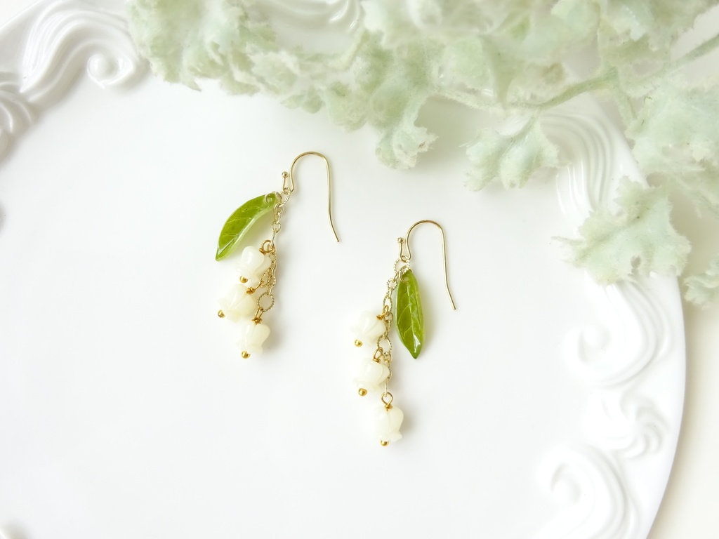 再販*小さな鈴蘭のシェルピアス(イヤリングOK)