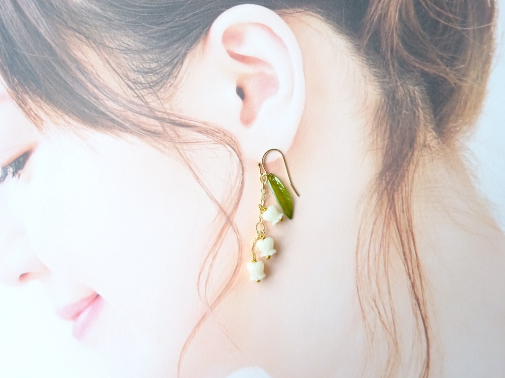 再販*小さな鈴蘭のシェルピアス(イヤリングOK)