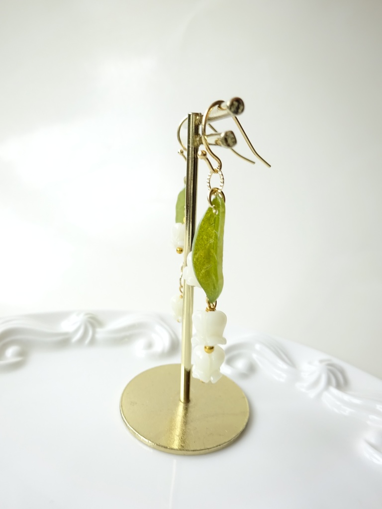 再販*小さな鈴蘭のシェルピアス(イヤリングOK)