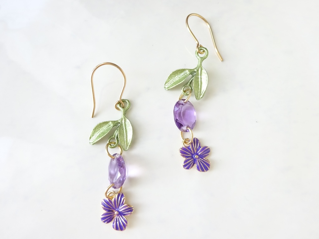 天然石アメジスト・摘みたてスミレのピアス(イヤリングOK)