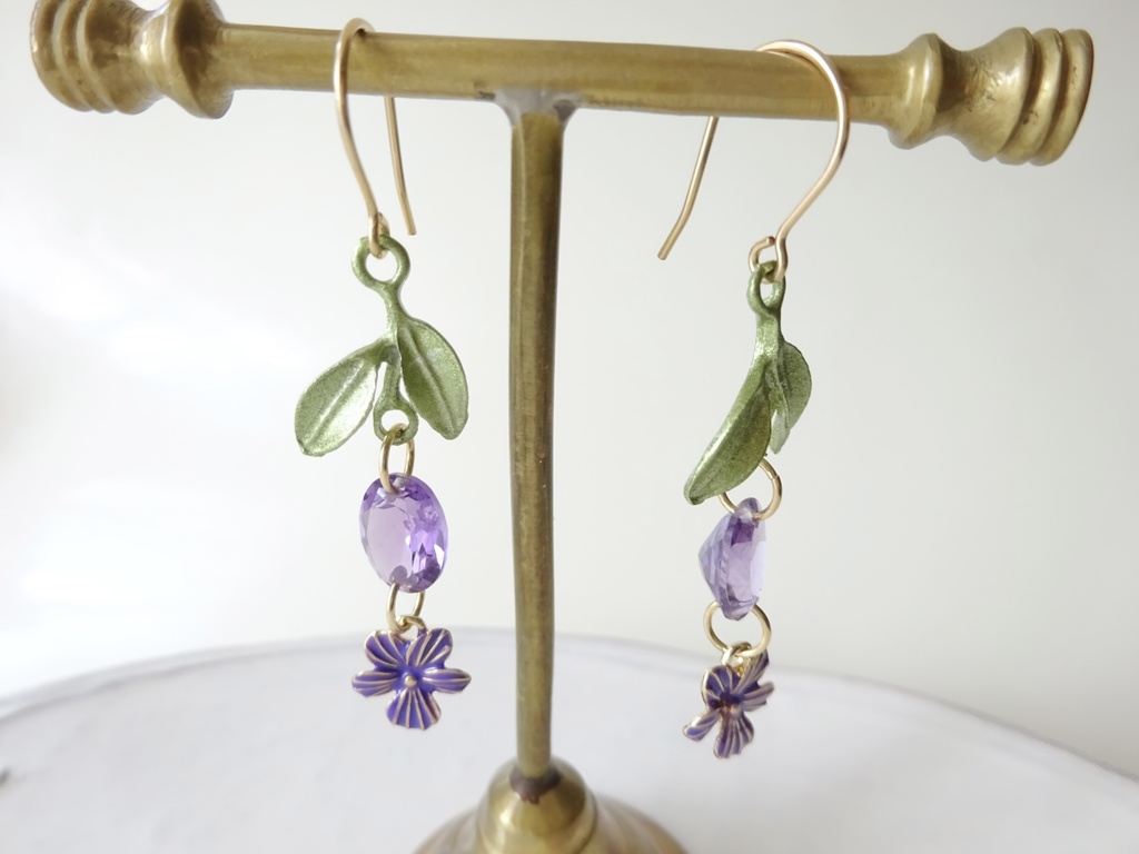 天然石アメジスト・摘みたてスミレのピアス(イヤリングOK)