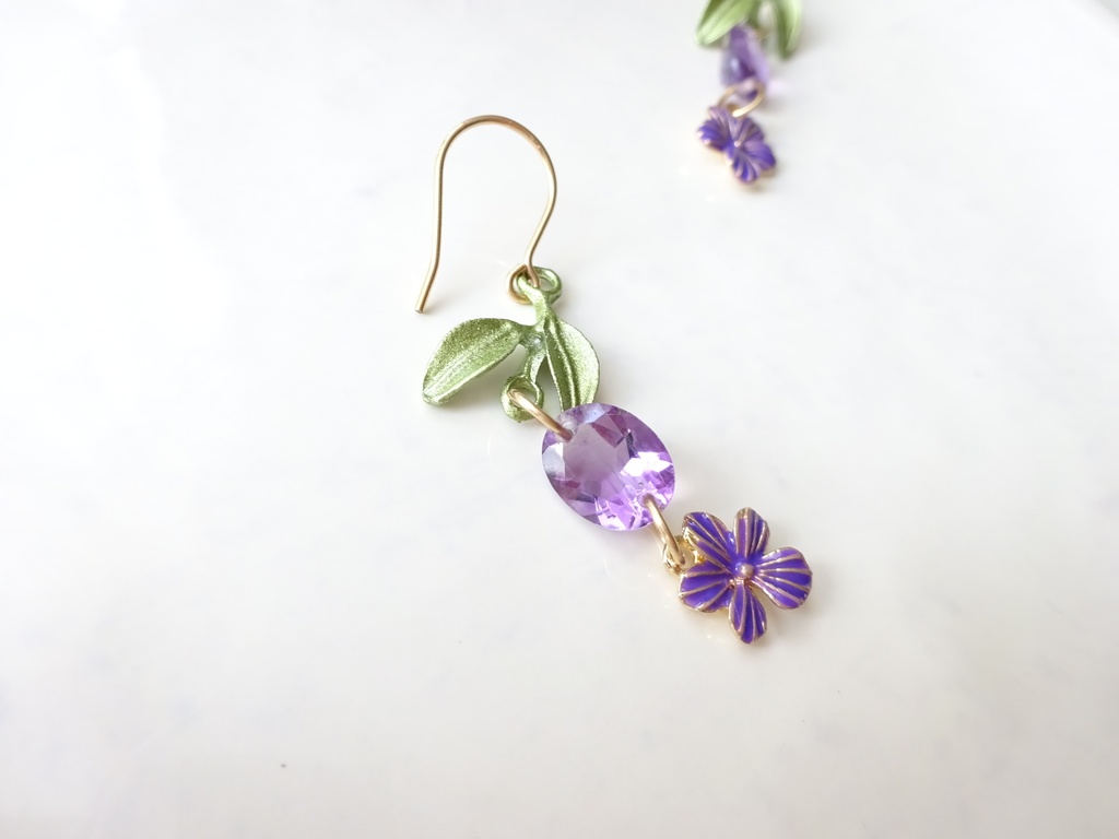 天然石アメジスト・摘みたてスミレのピアス(イヤリングOK)
