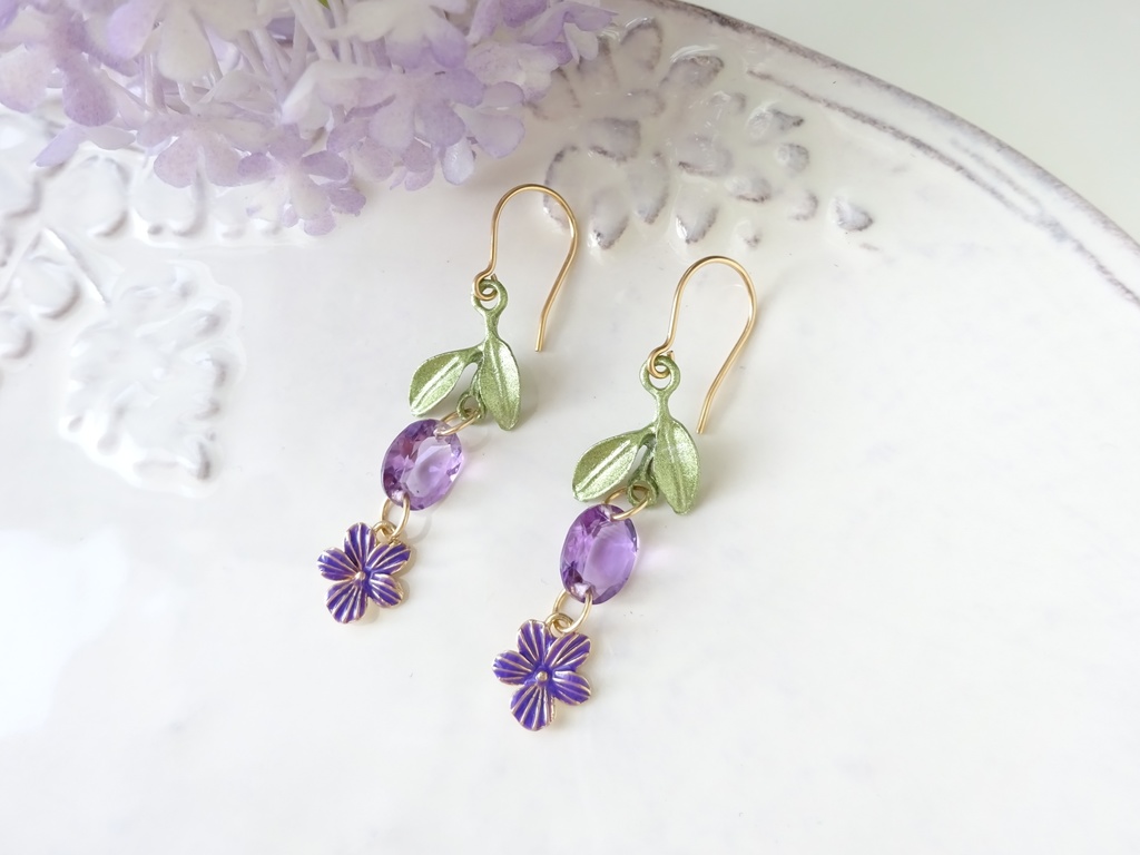 天然石アメジスト・摘みたてスミレのピアス(イヤリングOK)