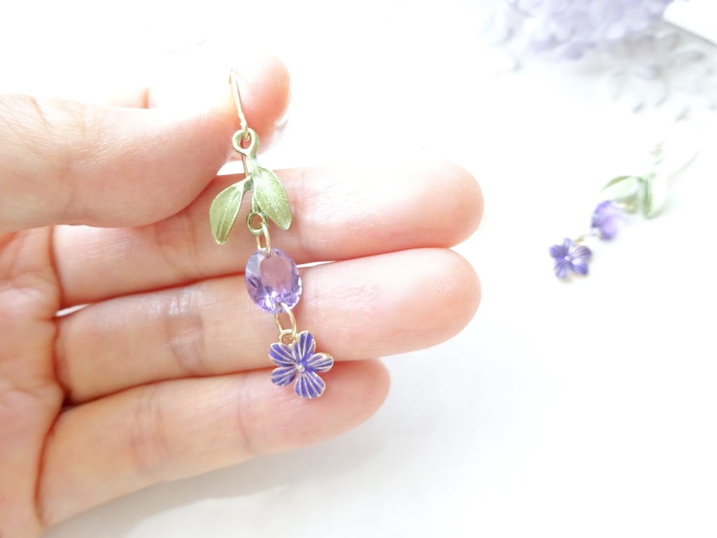 天然石アメジスト・摘みたてスミレのピアス(イヤリングOK)