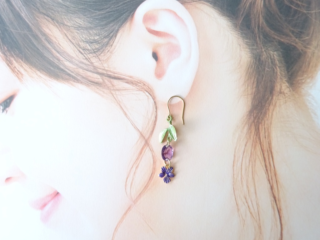 天然石アメジスト・摘みたてスミレのピアス(イヤリングOK)