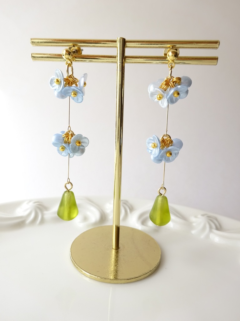 わすれな草の花手毬ピアス(イヤリングOK)