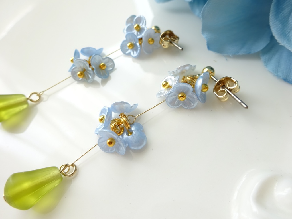 わすれな草の花手毬ピアス(イヤリングOK)