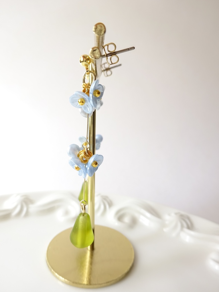 わすれな草の花手毬ピアス(イヤリングOK)