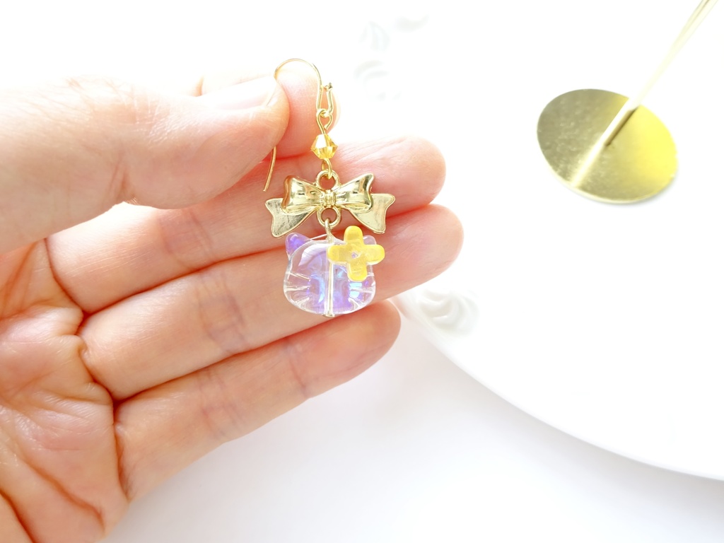 ガラスの猫とリボンのピアス・イエロー(イヤリングOK)