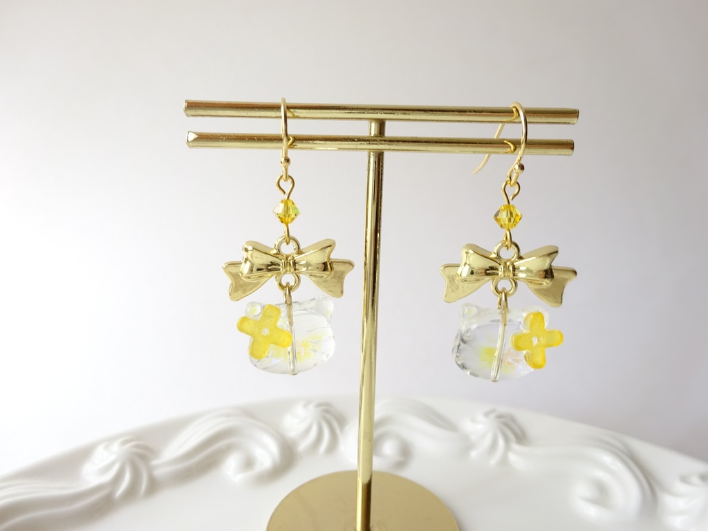 ガラスの猫とリボンのピアス・イエロー(イヤリングOK)