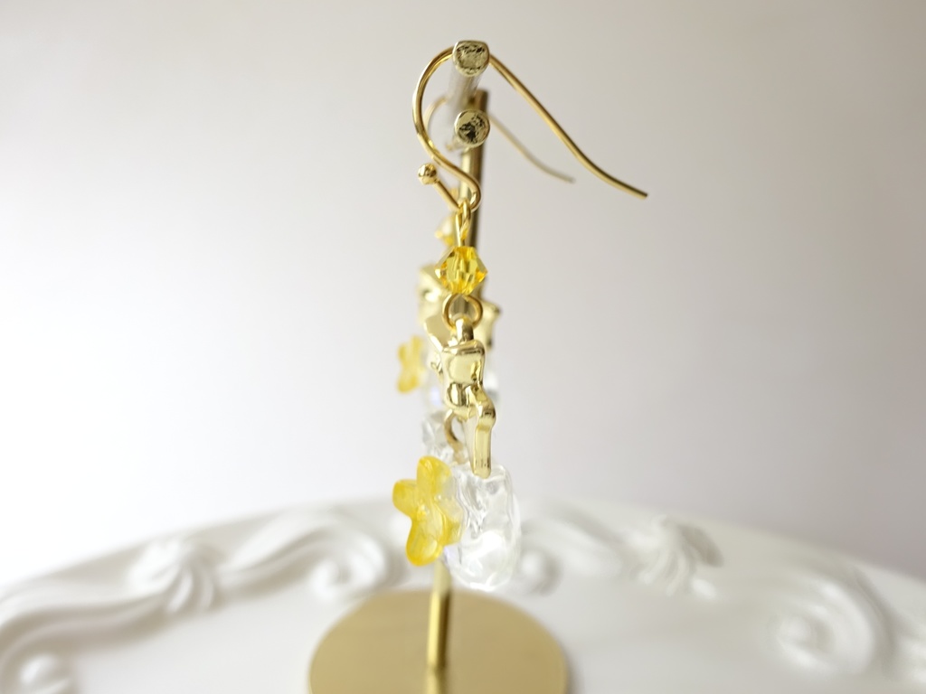 ガラスの猫とリボンのピアス・イエロー(イヤリングOK)